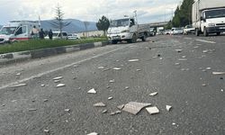 Otomobilin çarptığı kamyonetteki 2 kişi yaralandı