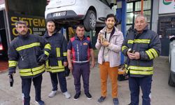 Otomobilin motor bölümüne giren kedi sanayide çıkarıldı