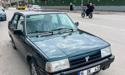 Otomobilinin sol ön kapısını açıp, ayağıyla tutarak trafikte ilerledi (2)