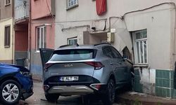 Otomobille çarpışan cip evin duvarına vurdu, kalorifer peteği yerinden söküldü