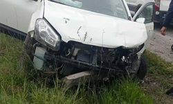 Otomobille hafif ticari araç çarpıştı; 1'i ağır, 4 yaralı