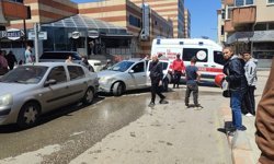 Otomobille motosikletin çarpıştığı kaza kamerada; 1 yaralı