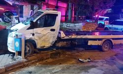 Park halindeki çekiciye çarpan otomobilden fırlayan kadın öldü