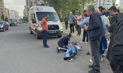 Park halindeki otomobile çarpıp ikiye bölünen motosikletin sürücüsü yaralandı