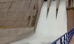 Pembelik Barajı'nda dolusavak kapakları açıldı, kontrollü su tahliyesi başladı