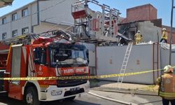 Pendik'te 2 katlı binada çıkan yangın söndürüldü; 1 kişi dumandan etkilendi