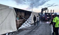 Pendik'te dorsesi devrilen TIR, kaldırma çalışmaları sırasında yan yattı