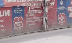 Pendik'te kopan afiş parçası yüzüne çarpan motosiklet sürücüsü kaza yaptı