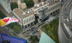 Polonya'da Estonyalı sporcu 180 metre yükseklikte iki bina arasında yürüdü