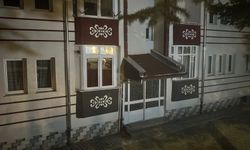 Rahatsızlanan annelerine müdahaleye gelen sağlık ekibini alıkoyan 2 kardeşin işlemleri sürüyor