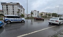 Refüjdeki ağaca çarpan otomobil, karşı şeride geçti: 1 yaralı