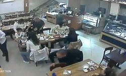 Restoranda nefes borusuna yiyecek kaçan çocuğu, Heimlich manevrasıyla kurtardı