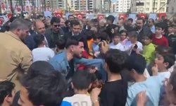 Şanlıurfa'da park açılışında çocuklara top ve oyuncak dağıtımı, izdihama neden oldu