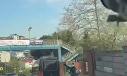 Sarıyer'de seyir halindeki motosikletliye minibüs çarptı; kaza kamerada