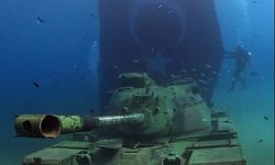 Saros'ta dalgıçlar tank batığına dalıp, Türk bayrağı açarak 19 Mayıs'ı kutladı
