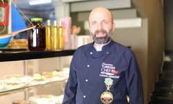 Satın aldığı balığı, canlı ve nesli tehlikedeki tür olduğunu görünce denize ulaştırdı