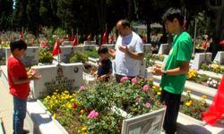 Şehit aileleri bayramın ilk gününde Edirnekapı Şehitliği'ni ziyaret etti