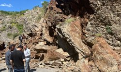 Şemdinli-Derecik kara yolu, heyelan nedeniyle ulaşıma kapandı
