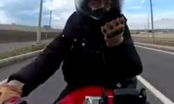 Seyir halindeki motosikletin sürücüsünün kaskına güvercin çarptı