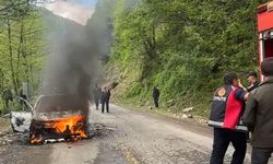 Seyir halindeki otomobilin alev topuna dediği anlar kamerada