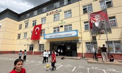 Sınıfa yuva yapan kumru 'Çilli' ile yavruları, öğrencilerin ilgi odağı oldu