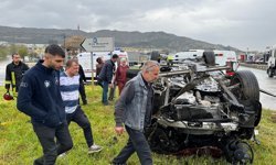 Sinyalizasyon direğine çarpan otomobil takla attı: 1'i çocuk 4 yaralı