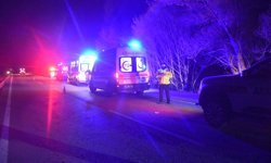 Sivas'ta otomobil yol kenarındaki ağaca çarpıp devrildi: 1 ölü, 4 yaralı