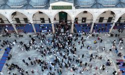 Sultanahmet Camii'nde bayram yoğunluğu havadan görüntülendi