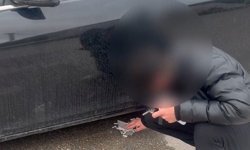 Sürücünün zabıtayı görünce attığı izmaritleri topladığı anlar kamerada