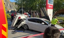 Takla atan otomobil bankta oturan iki kardeşe çaptı: 6 yaralı