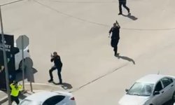 Taksi şoförünün, şüphelinin tüfeğini almaya çalıştığı anlar araç içi kamerasında