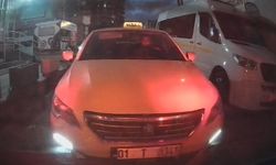 Taksiciler, uygulamayla yolcu taşıyan sürücü ile kadın yolcuya korku dolu anlar yaşattı
