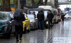 Taksim'de kapanan yollar nedeniyle turistler valizleriyle yürüdü