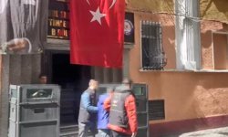 Taksim'de masada oturan kadının cep telefonunu çalıp kaçtı; takiple yakalandı