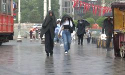 Taksim'de yağmura yakalananlar çanta ve kartonla korunmaya çalıştı