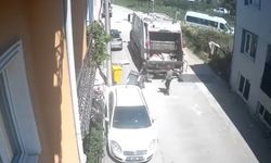 Temizlik görevlilerinin buldukları topla futbol oynadığı anlar kamerada