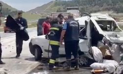 TIR, otomobile çarptı; 2 ölü, 2 yaralı