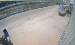 TIR, sulama kanalına düştü; kaza kamerada