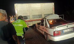 TIR'a çarpan otomobilin sürücüsü öldü, 1 ağır yaralı