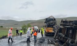 TIR'lar kafa kafaya çarpışıp alev aldı; şoförleri ağır yaralandı