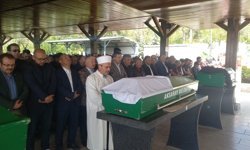 Yemek yaparken elbisesi tutuşup ölen kadın, toprağa verildi
