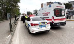 Yolun karşısına geçerken otomobilin çarptığı yaya yaralandı
