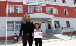 3 yıl okulun tek öğrencisiydi; nakil sonrası 32 arkadaşıyla karne heyecanı yaşadı