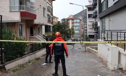 5 katlı apartmanın çatısına yıldırım düştü