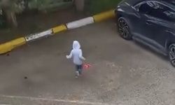 5 yaşındaki Miraç, evden çıkıp yere düşen Türk bayrağını aldı; on anlar kamerada