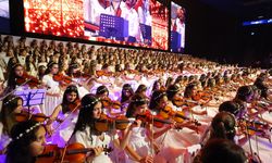 800 kişilik Bilfen Filarmoni Orkestrası, Levent Yüksel ile konser verdi