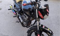 Abart egzozlu ve plakasız motosikletin ehliyetsiz sürücüne 105 bin lira ceza