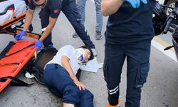 Açılan taksi kapısına çarparak devrilen motosikletin sürücüsü yaralandı
