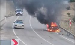 Adana'da seyir halindeki otomobil alev alev yandı