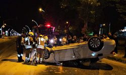 Alkollü sürücünün kullandığı otomobil refüje çarpıp takla attı; 2 yaralı